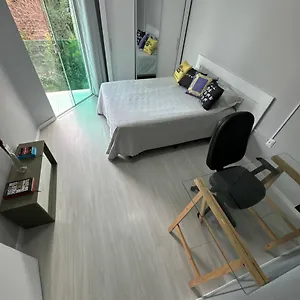 Quarto Suite Com Tv, Ar Quente-Frio E Sacada Em Casa Com Jardim Quarto em Acomodações Particulares